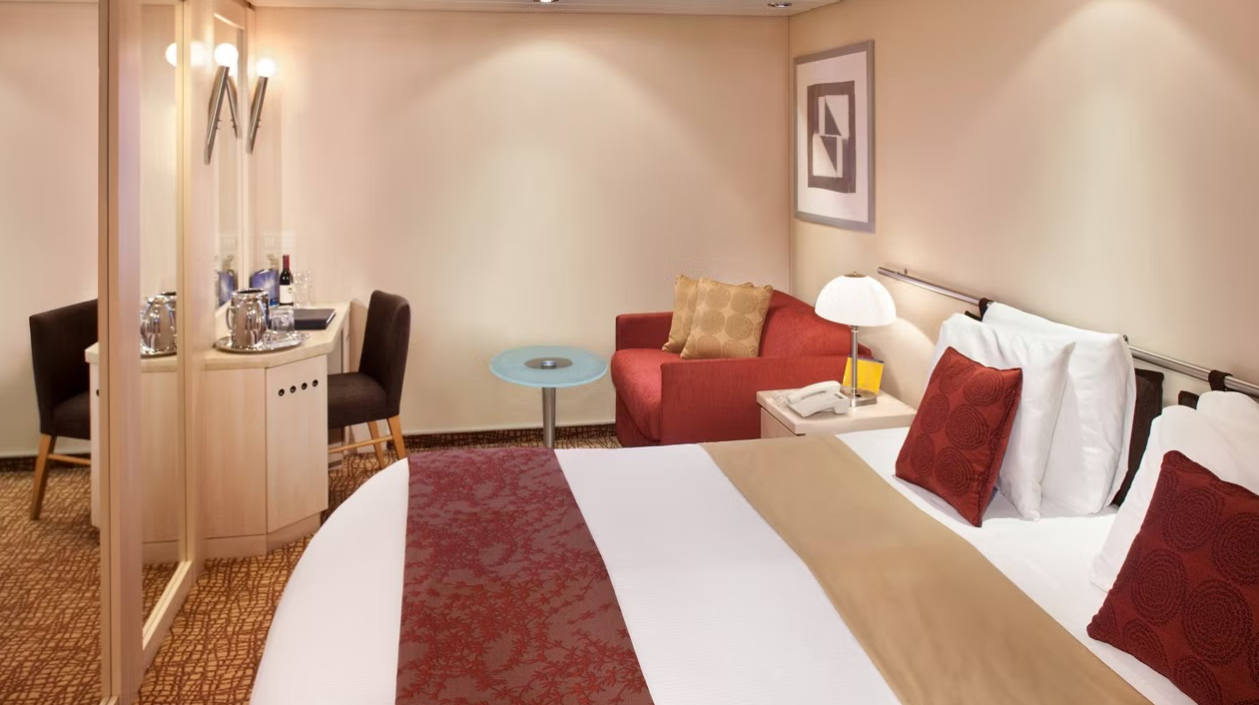 Med_cruise_inside_room